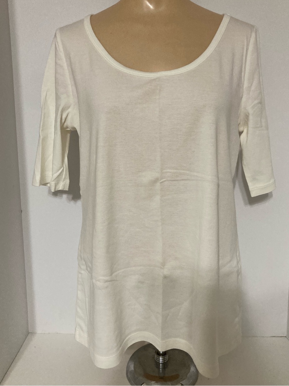 White Scoop Neck 1-2 Sleeve Top 
Item # SSct39